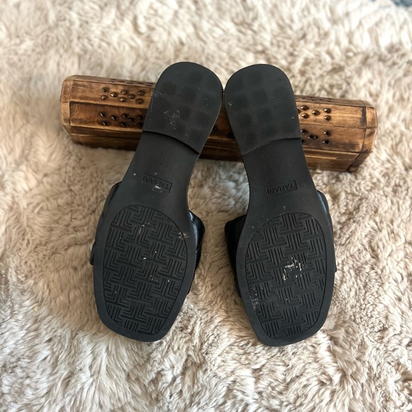 Tahari Black Slides Tresia quilted 7.5 sandals - Picture 6 of 9